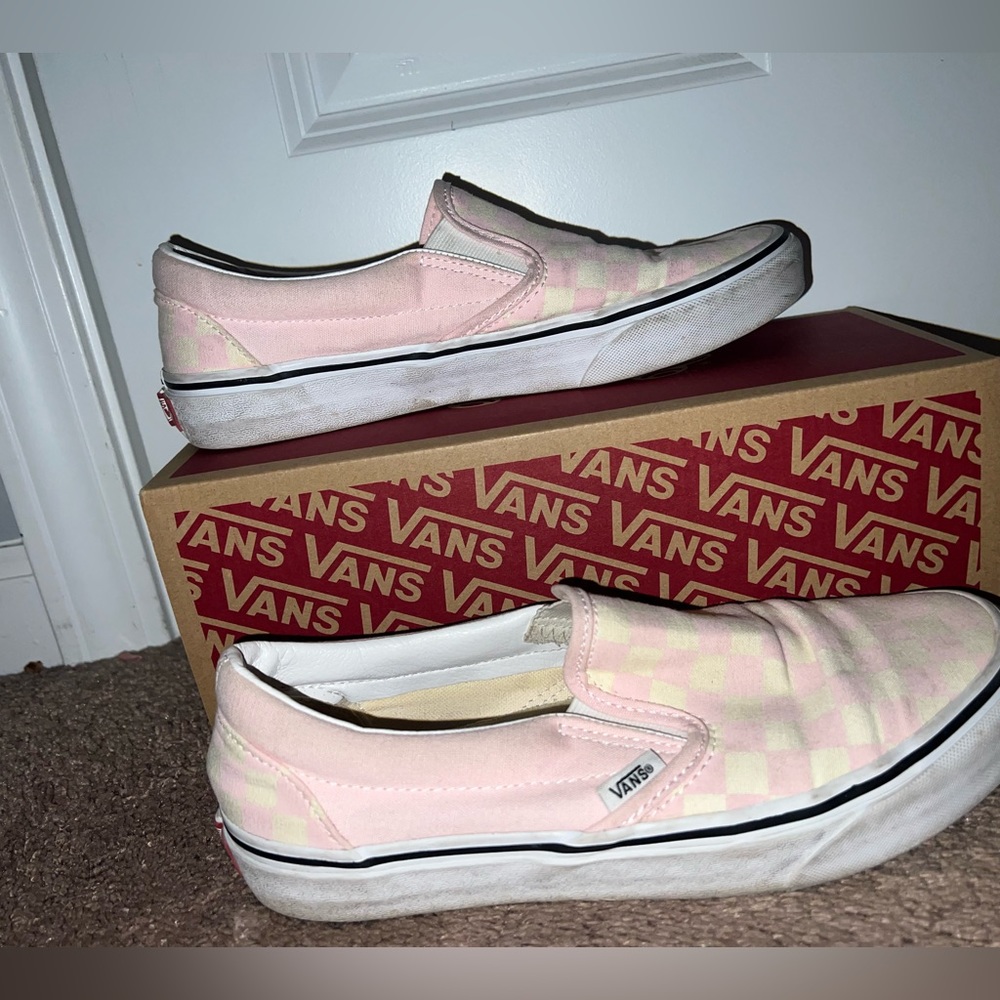 Used pink checkered Vans women’s size 9 men’s size 7.5(will wash before shipped)